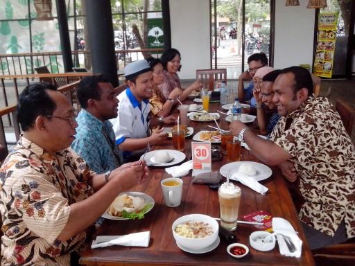 dekaisn's tweet photo. direktur @eccugm @nurhadiirbath makan siang bersama tamu dari UnCen di @ugmfoodpark http://t.co/HnFvdReNzE