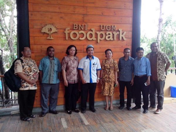 dekaisn's tweet photo. slalu ada waktu utk foto bersama, direktur @eccugm @nurhadiirbath bersama teman2 dari UNCEN, thx @ugmfoodpark http://t.co/LirACGOy8E