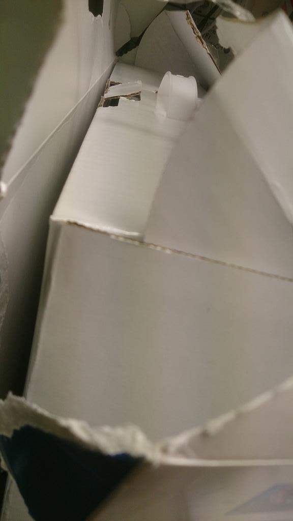 xephon70's tweet image. Have people forgotten how to open a box? #brainfail #wantthatconsole