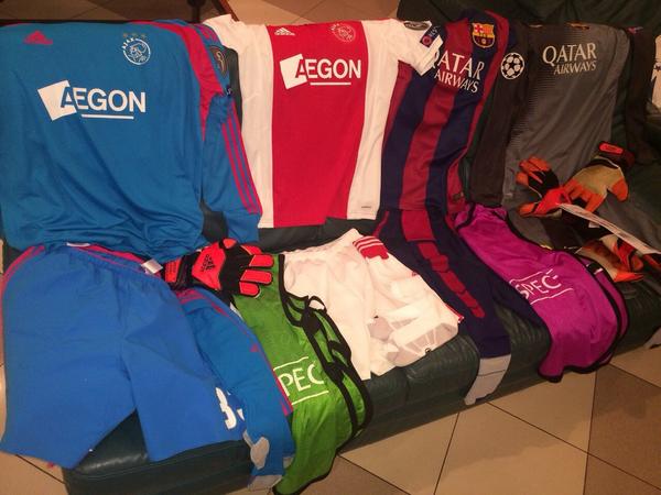 AFCAjax's tweet photo. In deze tenues betreden #Ajax en FC Barcelona vanavond het veld. #ucl #baraja http://t.co/pCpgDl5VaQ