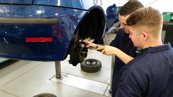 VehicleTutor's tweet photo. Some of our 'superb' level 1 students working on rear brakes-not the easiest task! http://t.co/IRN1EHMWjm