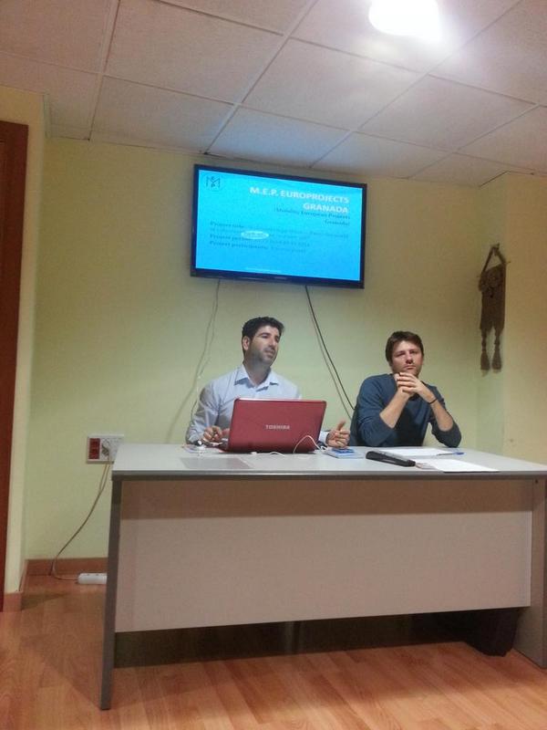 Elymania_84's tweet photo. Presentazioni in corso al @MEPEGRANADA1 per l'inizio di #VolunteeringAtWork Granada. @maregrosso7 http://t.co/sf3Rdz3s3q