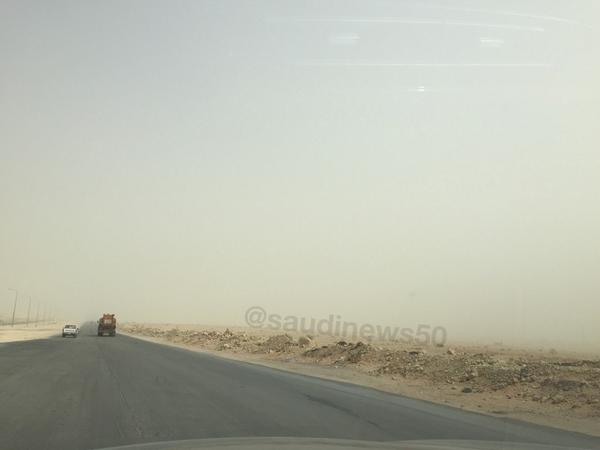 SaudiNews50's tweet photo. تتعرَّض العاصمة #الرياض - الآن - إلى موجةٍ من الغبار مصحوبةً برياح نشطة وأتربة مُثارة؛ ما أدّى إلى تدني مستوى الرؤية. http://t.co/575S3i1bS9
