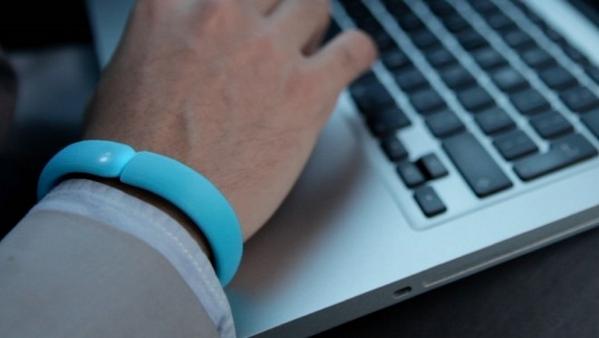 designcot's tweet image. #Wearable #Personal #Connectivity #Device by #BertBräutigam designcot.com/2014/10/wearab…