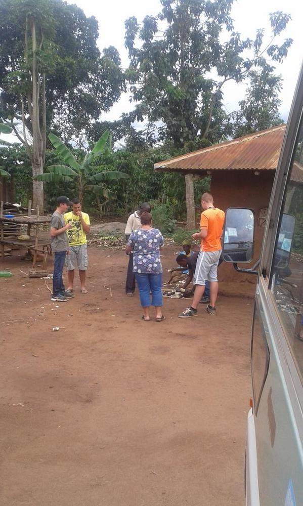 AOCOostUganda's tweet photo. We zijn nu voedselpakketten aan het rondbrengen aan de arme mensen in #Uganda http://t.co/k7zYvK2JOB