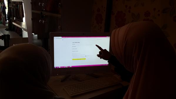 mengajari asisten 1 membuat twitter agar kelak nnti bs mandiri berwirausaha &amp; tdk bunet pastinya :) #genggaminternet