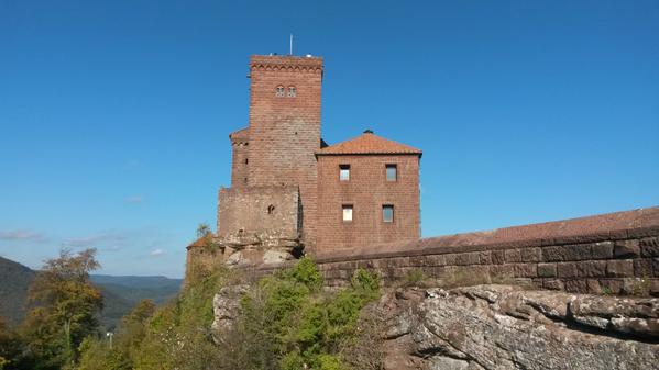 ZDFinfo's tweet photo. Auf Burg #Trifels war Richard Löwenherz 1193 inhaftiert. Mehr Burgen gibt's gleich um 18.45h in "Monumente der Macht" http://t.co/4qDQLltOGn