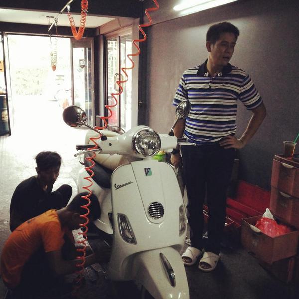 Om Teuku Ryan bersama Vespa barunya.. ;)