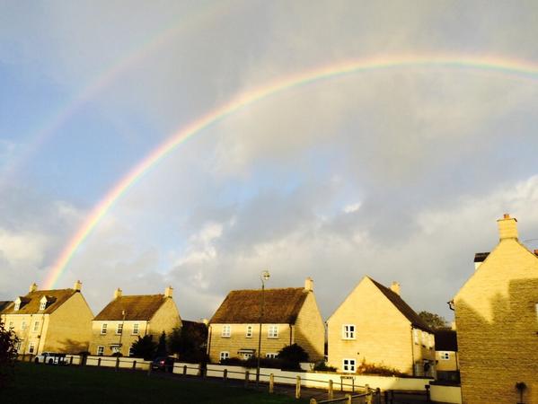 SimonMuncey's tweet photo. Beautiful rainbow over Witney earlier this morning, just before I got soaked #wrongjacket http://t.co/0nsffv9et4