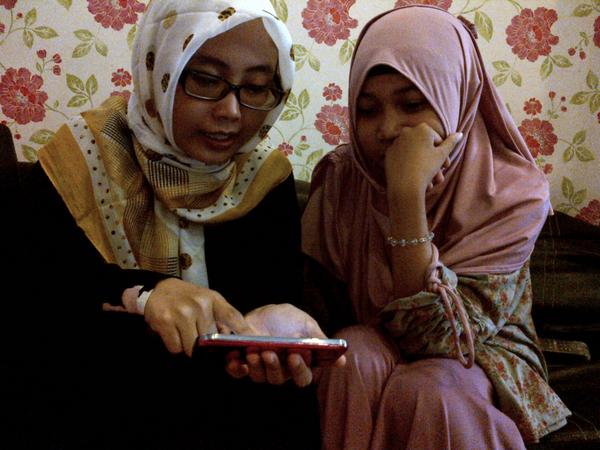 Sth diajari caranya, seneng banget mba ini udah bs searching sndiri di internet.. Jago skr nih :D #genggaminternet