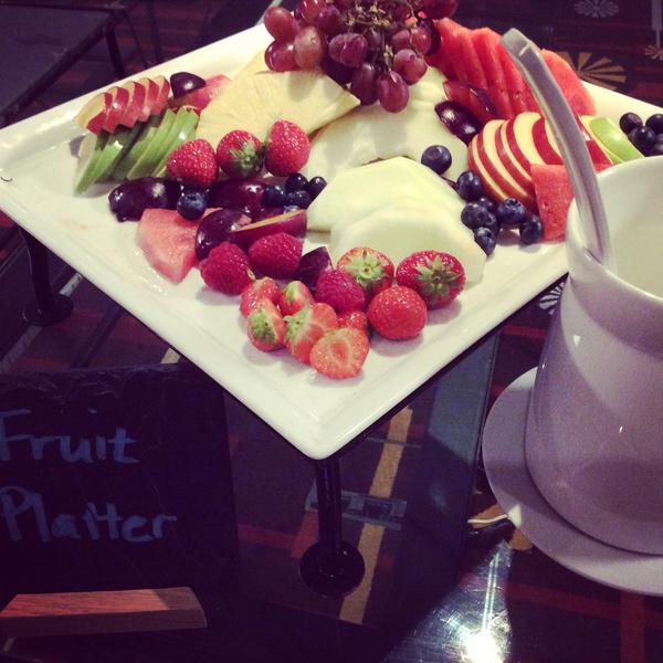HuntsLeisure's tweet photo. How yummy fresh and healthy does this fruit platter look?  #YummyHealthy #yummy #TuesdayTreat #marriott http://t.co/3yzuU6BDaZ