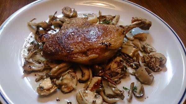 osteriacantina's tweet photo. こんばんは、カンティーナです。
写真はシャラン鴨骨付きモモ肉のロースト。
コンフィにしてから皮をパリっとローストしてます。
お酒がすすみますよー(^^♪ http://t.co/8TPu067CYQ