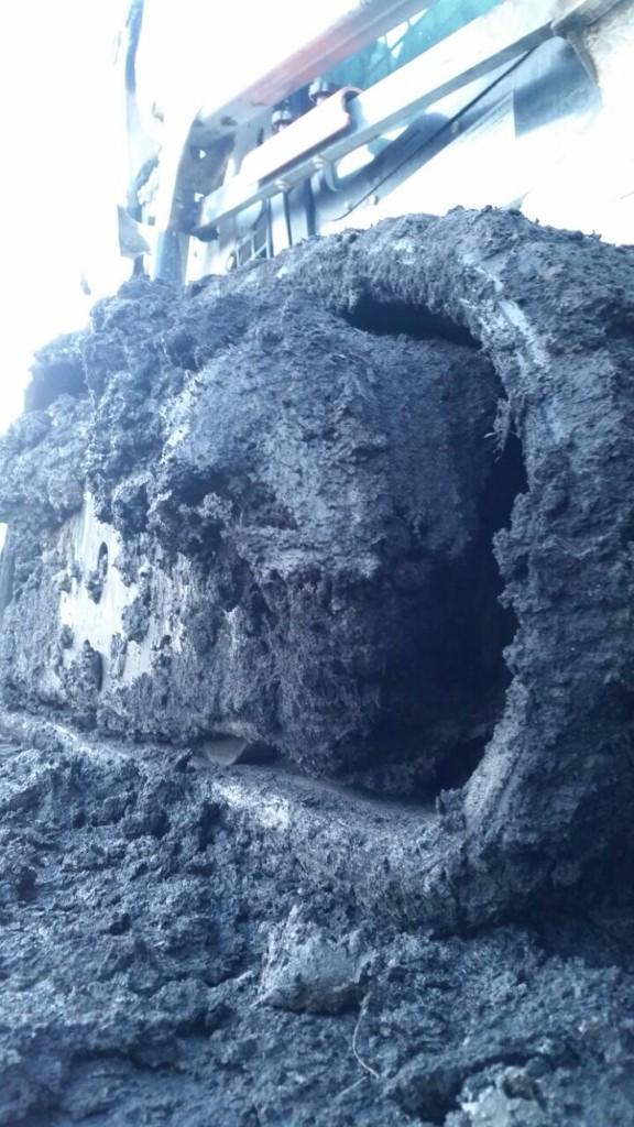 Paver_King's tweet photo. @BobcatCompany if you got tracks muddier then that @Super_Dave90 would love to see it 
#Challenge #BobcatTracks #T590 http://t.co/Spexiyb5aH