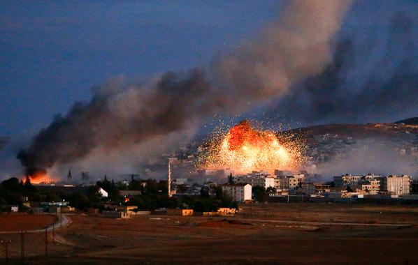 Internazionale's tweet photo. Un bombardamento aereo sulla città siriana di Kobane visto da Mursitpinar, in Turchia. http://t.co/6COv35IUcr http://t.co/DvtHy6dYWs