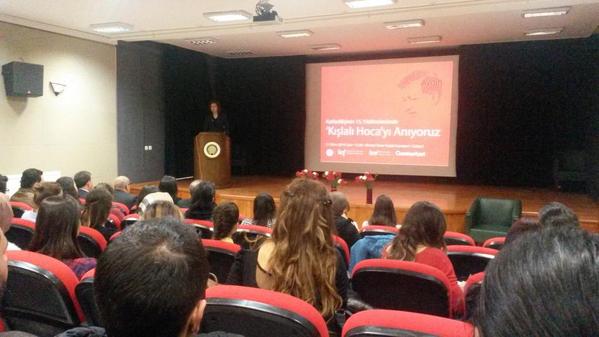 Ahmet Taner Kışlalı, kayledilişinin 15. yıldönümünde Ankara Üniversitesi İletişim Fakültesi'nde anılıyor.