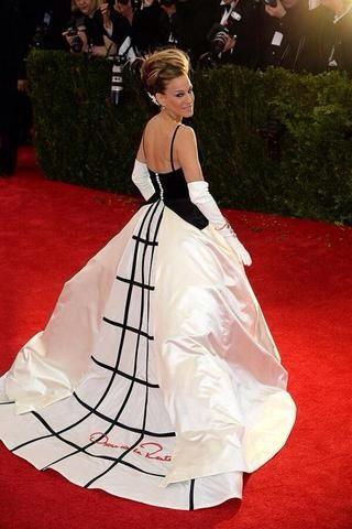 ACImageConsults's tweet photo. I just love #SaraJessicaParker in this beautiful #OscarDeLaRenta gown. RIP Mr. DeLaRenta http://t.co/a3G9yKlckU