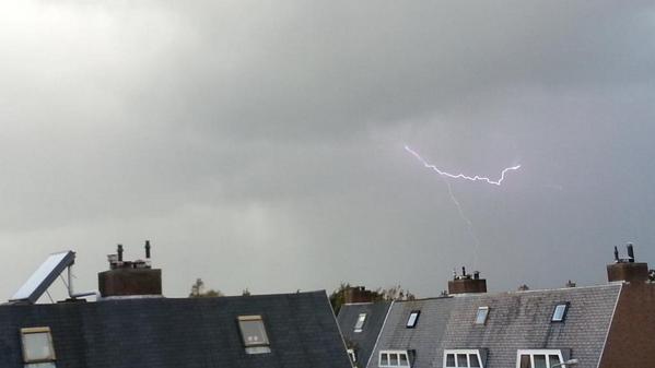 Onweer in Katwijk! <a href="/Jantje_/">Jantje_</a> <a href="/weermanrobert/">➡️ Robert de Vries</a> @dnnsdebruin @weermanreinier <a href="/KatwijkActueel/">Katwijk Actueel</a>