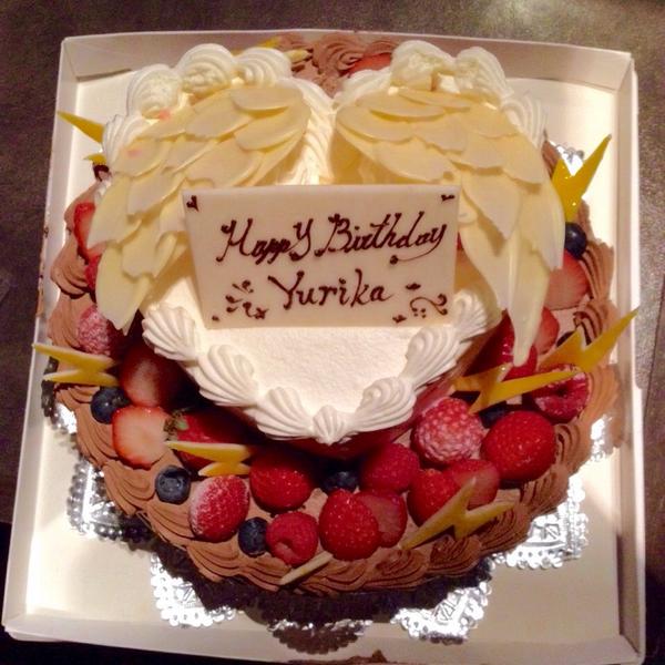 秋山ゆりか V Twitter 今年のバースデーケーキは 二段で豪華 天使 の羽と 小悪魔のシッポと イナズマロックフェスをイメージしてのイナズマチョコなのかな とっても可愛くてオシャレなケーキでした うれしい Http T Co Onsxcmwmsx