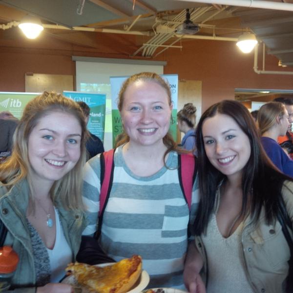 STUDYMagazine's tweet image. Perfect pre-class snack! &amp;gt;&amp;gt; RT: @whatsinsideslc: #myslc Social Service workers grabbing some pizza before class!