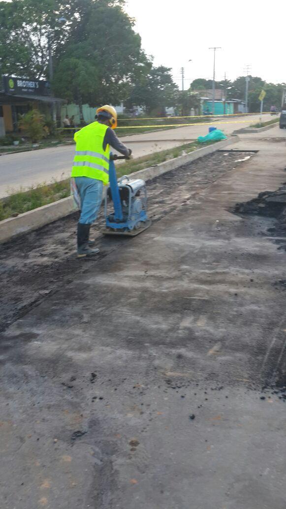 Placa CR2 Diesel en La Pista, Cartagena del Chaira. Su fuerza de 2,5tons, supera a la del Benitin Operador Montado.