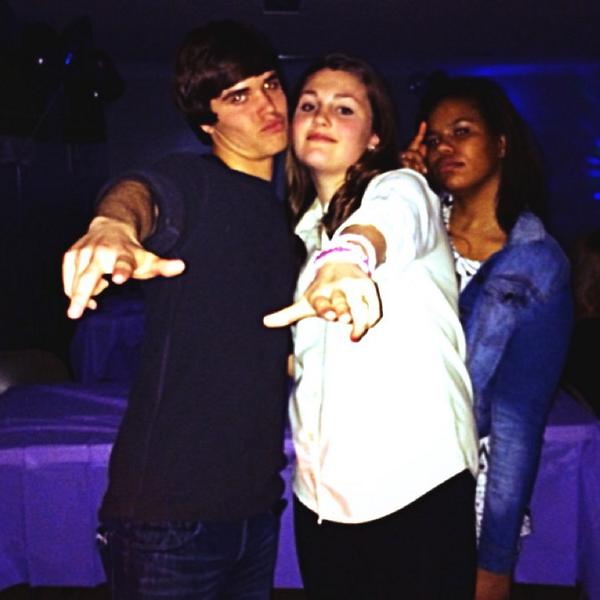 LauerCaroline's tweet photo. Happy Birthday Rye! #misshistory #youandanna😍 #whysoold #hbd 🎉🎉 @ryegunnar http://t.co/PwdhmpJIeg