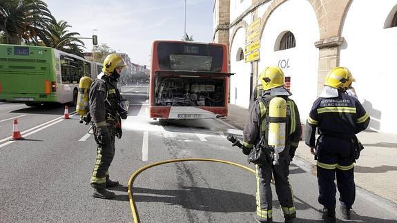 hoyextremadura's tweet photo. Arde un autobús urbano de #Cáceres de refuerzo del Campus Universitario http://t.co/Z05V5RKCEO vía @hoyextremadura http://t.co/rGG9Fs7oSy