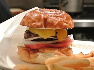 tabearuki_diary's tweet photo. 白金台 バーガーマニア

焼きたてのハンバーグに濃厚ソースと溢れんばか��のチーズにぎっしり。上品でダイナミックという相反する特徴を持つ奇跡のハンバーガー。
http://t.co/ZPT2OjSbPo http://t.co/6d19jlRALb