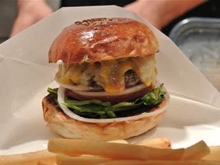 tabearuki_diary's tweet photo. 白金台 バーガーマニア

焼きたてのハンバーグに濃厚ソースと溢れんばか��のチーズにぎっしり。上品でダイナミックという相反する特徴を持つ奇跡のハンバーガー。
http://t.co/ZPT2OjSbPo http://t.co/6d19jlRALb
