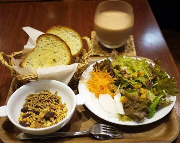 tabearuki_diary's tweet photo. 吉祥寺 チャイブレイク

朝食を食べながら読書でもっていう気分の時は是非ここへ。騒がしい繁華街吉祥寺が嘘のようで落ち着く空間がある。忙しい毎日から解き放たれた安らぎの空間。
http://t.co/6oqzGyg2Bn http://t.co/84wZ8kf1ek