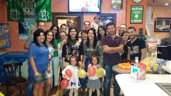 Albagdg's tweet photo. #FiestaSorpresaAzahara @Azaharagdg 😊 http://t.co/ACpjffuv6A