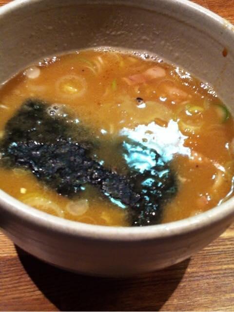 tabearuki_diary's tweet photo. 木場 麺や吉左右

スープは流行りのコテコテ系とは違いバランス重視。麺はツルツルシコシコの癖のない麺でその相性は抜群。最後まで飽きずに食べられる完璧なつけ麺。
http://t.co/It3MNVgWNd http://t.co/w083t4wmiC