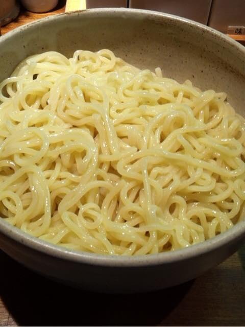 tabearuki_diary's tweet photo. 木場 麺や吉左右

スープは流行りのコテコテ系とは違いバランス重視。麺はツルツルシコシコの癖のない麺でその相性は抜群。最後まで飽きずに食べられる完璧なつけ麺。
http://t.co/It3MNVgWNd http://t.co/w083t4wmiC