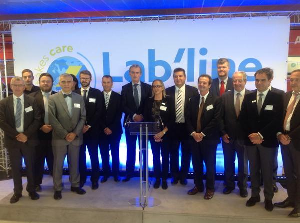 AvgeeksFR's tweet image. Big up aux 14 partenaires de la #LabLine #AirFrance pr développer la filière #biocarburant #aviation française ! #DD