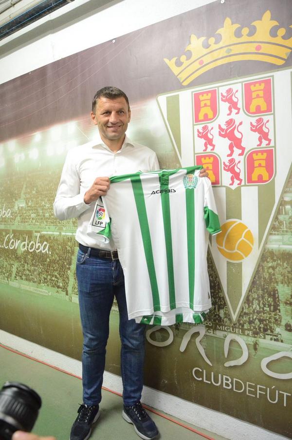 CordobaCF_ofi's tweet photo. Presentación de Miroslav Djukic. #BienvenidoDjukic 
http://t.co/5lSSDsJybA http://t.co/EWS27prRV0