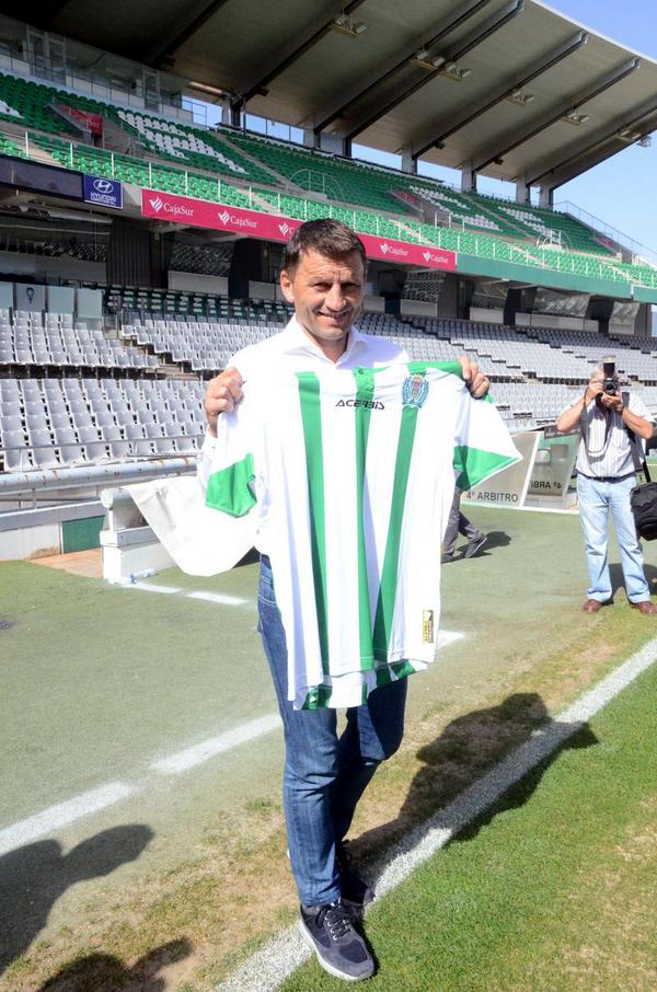 CordobaCF_ofi's tweet photo. Presentación de Miroslav Djukic. #BienvenidoDjukic 
http://t.co/5lSSDsJybA http://t.co/EWS27prRV0