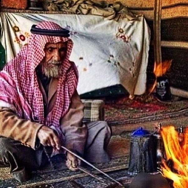 saeeg83's tweet photo. مايدلهني مـــن فـراقــك الا حاجتين 
سجّـة أقـدامي ومجلس كريمين اللحى http://t.co/GwFhZA1C8F