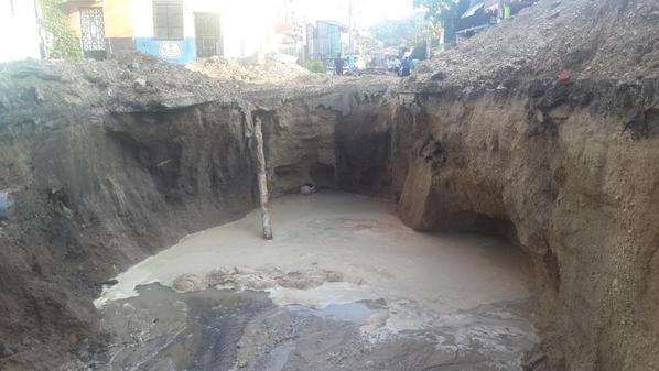 teledos_tcs's tweet photo. Hundimiento por ruptura de tuberias de agua potable y aguas negras en Mejicanos es de mas 8 metros @FidelTolozaTCS http://t.co/yaKDflDk1y