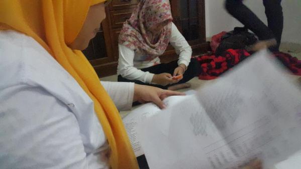 Hipsthreea's tweet photo. Karena besok masih sekolah dan jam ke 0 pr jangan sampai lupa walau foto buken wkwk http://t.co/Jgsi2UsyFB