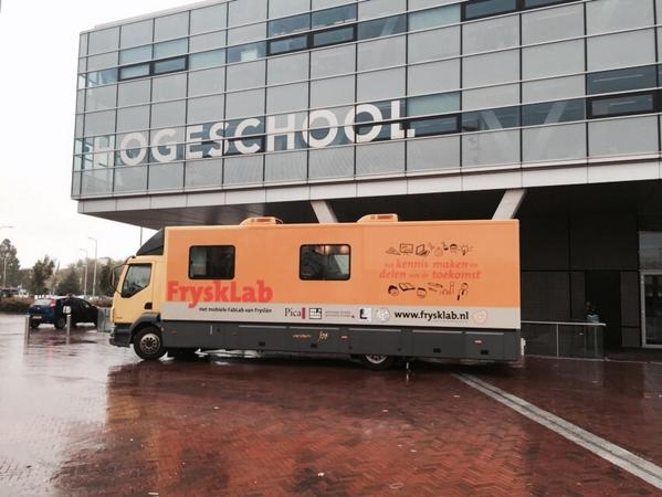 ericvoigt's tweet photo. Grote aanloop bij minor Keuzemarkt. Het #frysklab laat zien wat er op maakgebied allemaal kan! #frisiandesignfactory http://t.co/SEsAoadBso