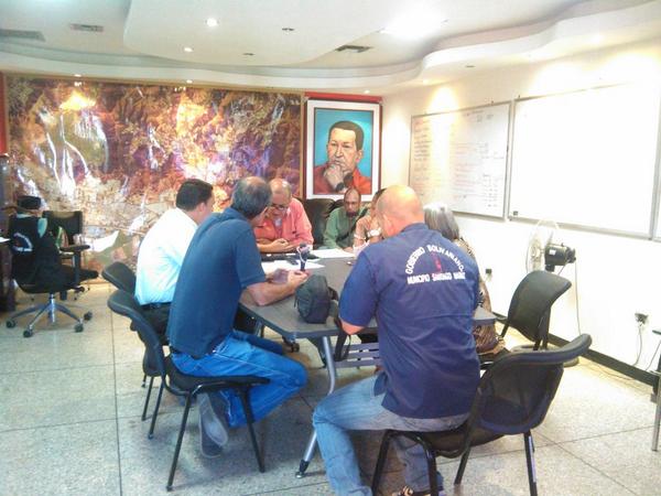 vanessadrm83's tweet photo. Atendido por @albertomorapsuv el consejo comunal la fuente articulando junto al poder popular soluciones http://t.co/KTh7COUdxw