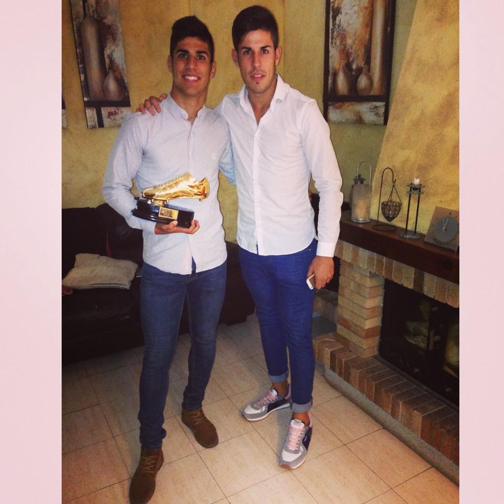 鍔 Finito Enlace Twitter 上的 Marco Asensio："Orgulloso de haber recibido la bota de oro del  fútbol balear, foto con mi hermano http://t.co/I46rIm0Srw" / Twitter