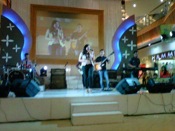 Makasih mas Dito.. :) RT <a href="/herditotamami/">Herdito Tamami</a>: <a href="/RencangJazz/">Rencang Band</a> perform now jazz in the mall <a href="/JAZZNGiSORiNGiN/">Jazz Ngisoringin SMG</a>