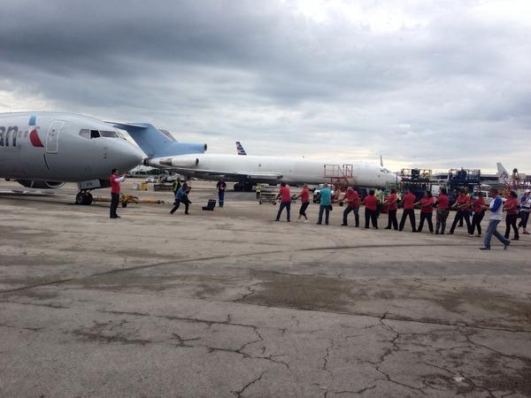 EstradaLorena's tweet photo. First team getting ready to pull this #AmericanAirlines plane for United Way! #JetPull http://t.co/qY60afJUu9