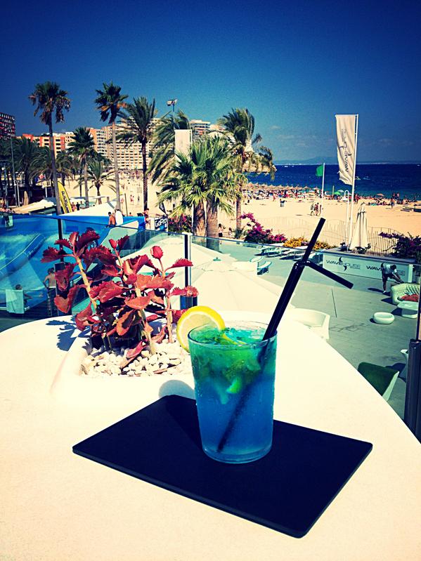 SolHouseCalvia's tweet photo. Hi! I´m a #WaveMojito, I don´t want to be alone here at the sunbeds... RT this and I'd be yours! #TweetForAMojito http://t.co/mahMkOqRI7