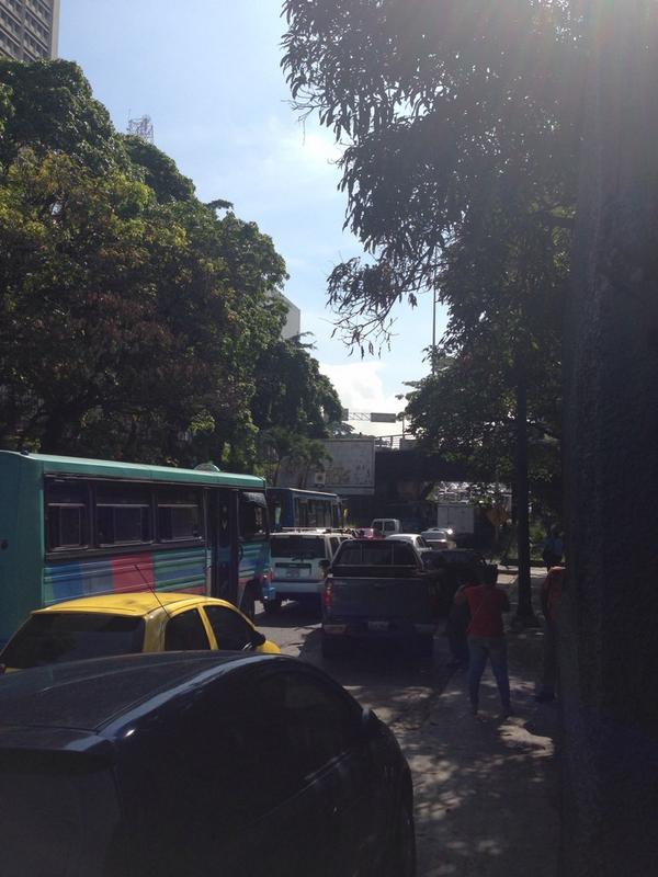 bamdidoch's tweet photo. Libertador trancada ya tengo 2horas y nada que rueda. @EUtrafico http://t.co/Z063dKMJ76