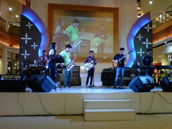 :) RT <a href="/herditotamami/">Herdito Tamami</a>: Closing #JiTM malam ini <a href="/RencangJazz/">Rencang Band</a> - Happy cover Pharrel William <a href="/JAZZNGiSORiNGiN/">Jazz Ngisoringin SMG</a>