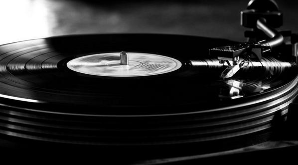 AladinoA's tweet photo. Discos vinilo baten récord de ventas en 20 años
http://t.co/kdn4pGUV3W http://t.co/ZtsQo0Oy90