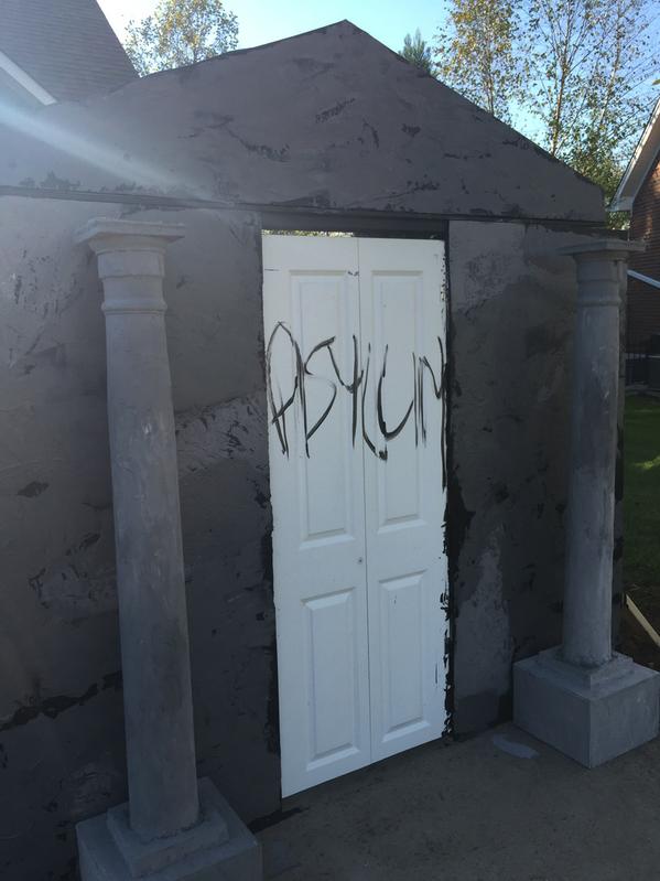 BombTastic4747's tweet photo. #WeirdMoreAsylum entrance phase 2. #MonsterMud #Hauntlife #Haunter #Halloween http://t.co/TPhDq1gm0I