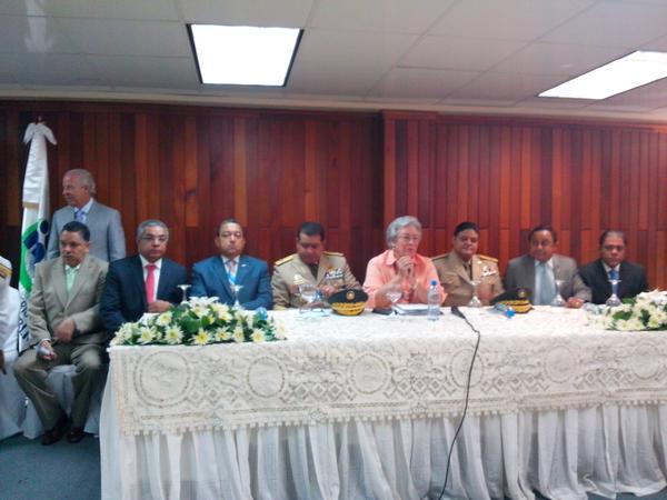 ShairaCastillo's tweet photo. Inicia Rueda Prensa para anunciar medidas contra el Ebola @CDN37 http://t.co/iSJE4tneyZ