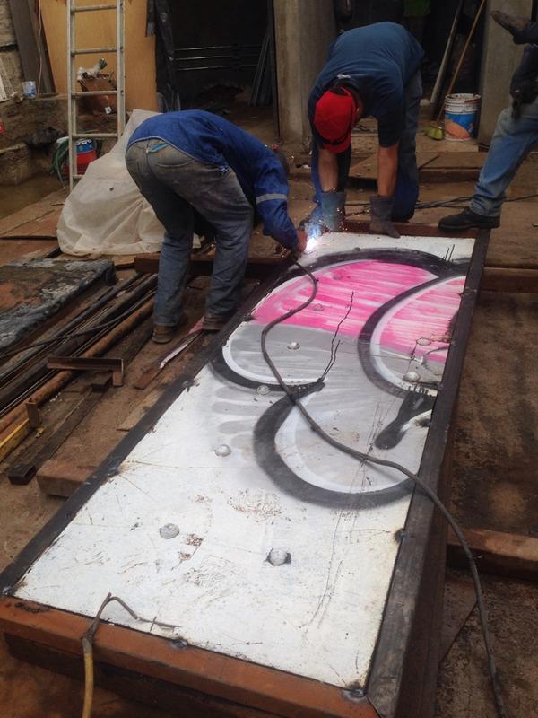 Uno de los elementos más simbólicos del #MemorialNewsDivine ya se está reconstruyendo: la puerta de acceso